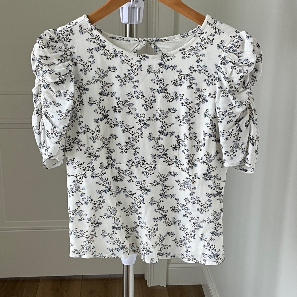 Abercrombie & Fitch Floral Puff Sleeve Open Back Top